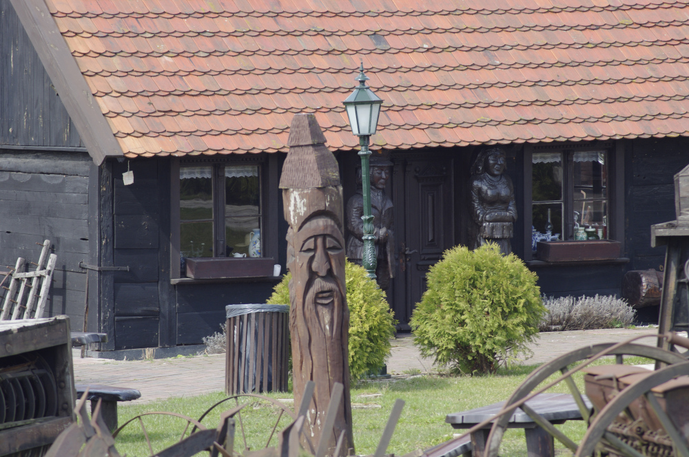 Kamień ze Stopki — otoczenie i skansen